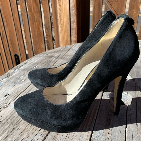 INVENTORY LIQUIDATION SALE! Michael Kors Black Suede Platform Pumps Size 7 - Picture 1 of 12